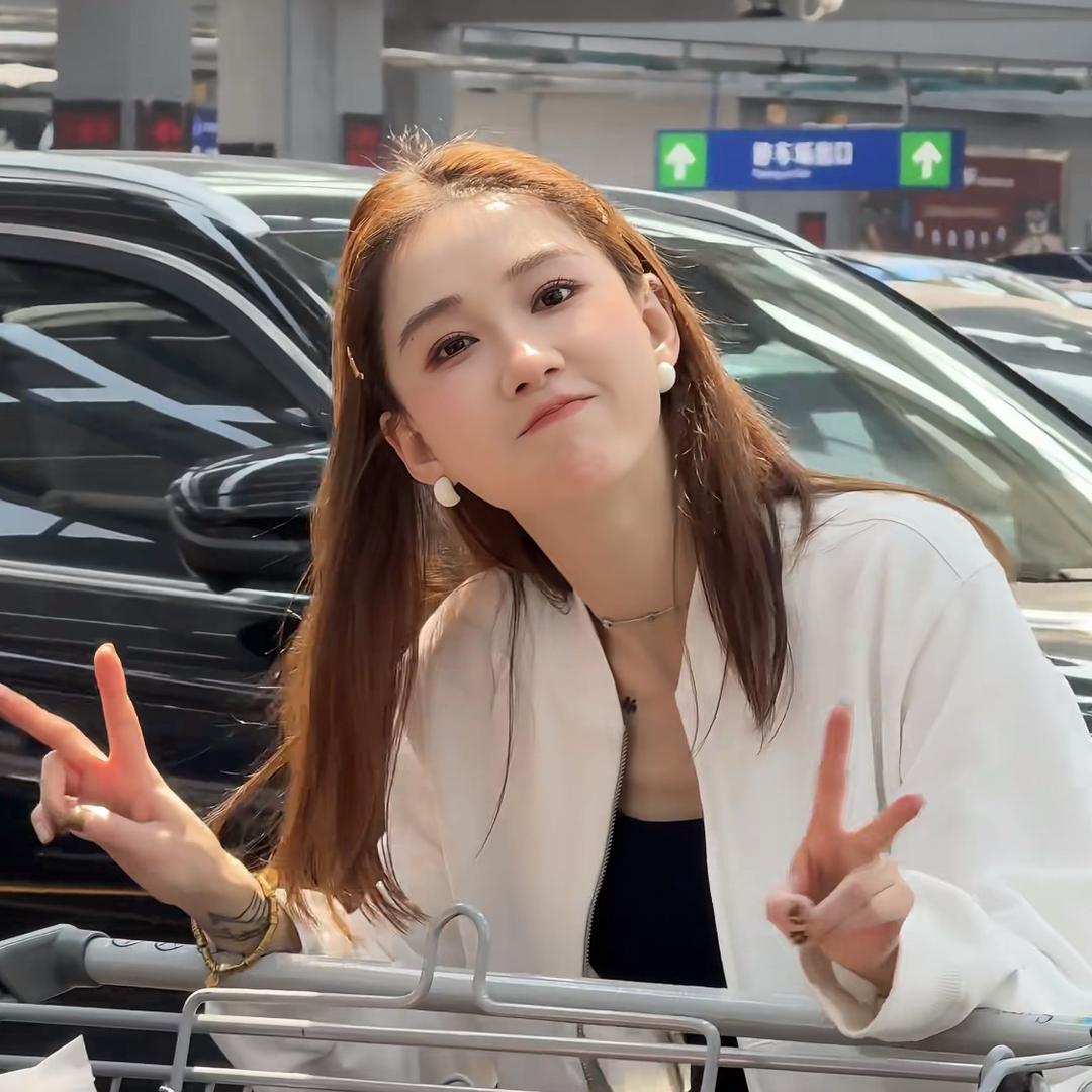 何荷 Haley（时尚百搭）