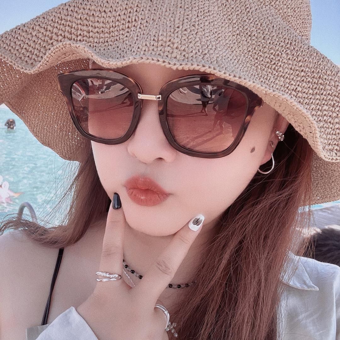 J小姐.