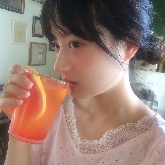 笑出腹肌的女人