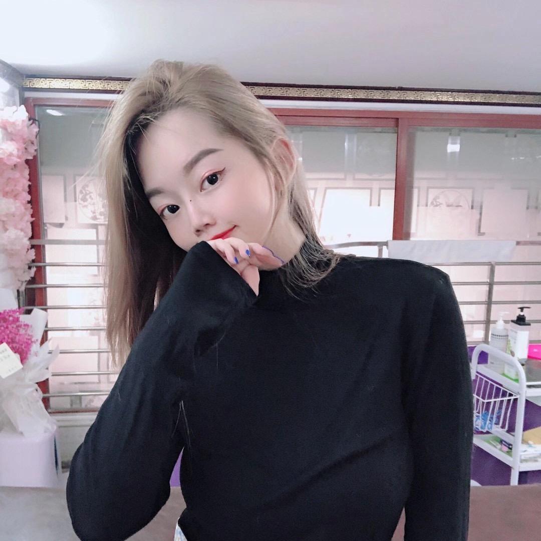 女发型师月月