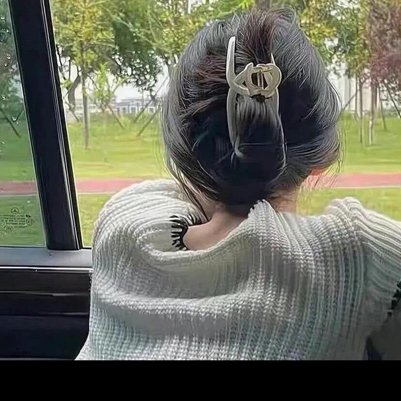 不知名的小美🍀（上班中）