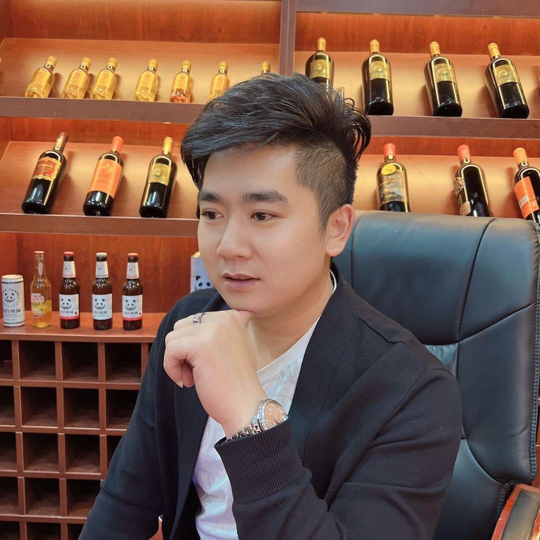 三顾茅庐酒业庄主飞扬