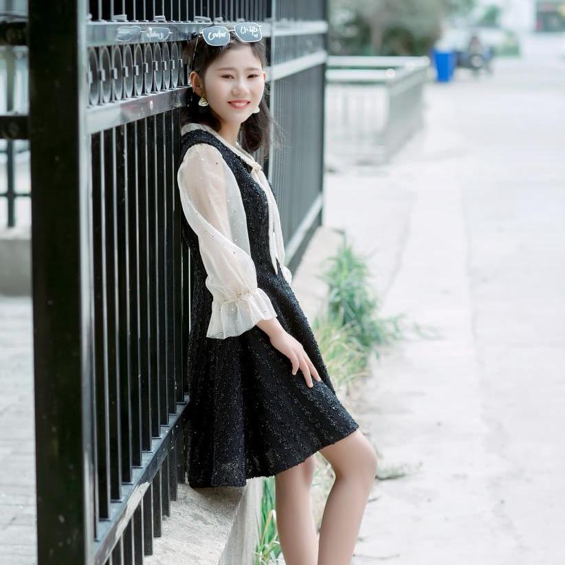 小可爱微微一笑。