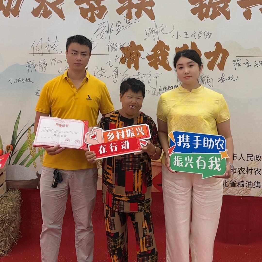 周周小王一家人