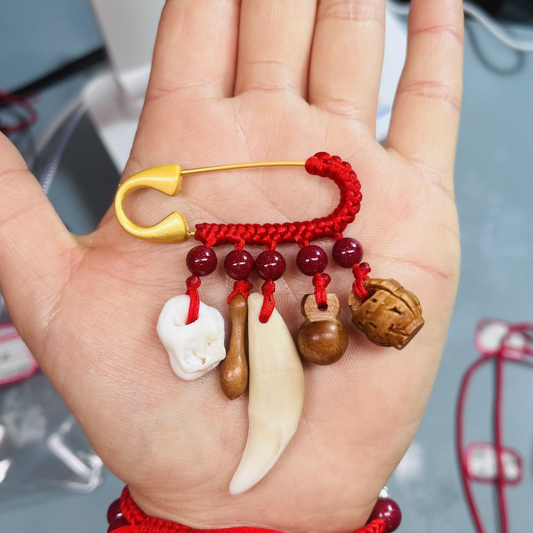 黑狗牙桃木饰品店