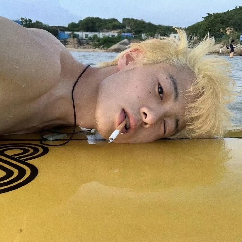 不知名男明星