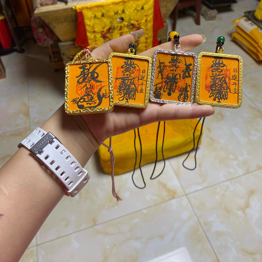 卜卦的小姐姐