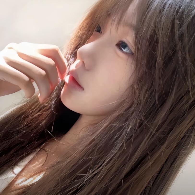 .她比我有趣