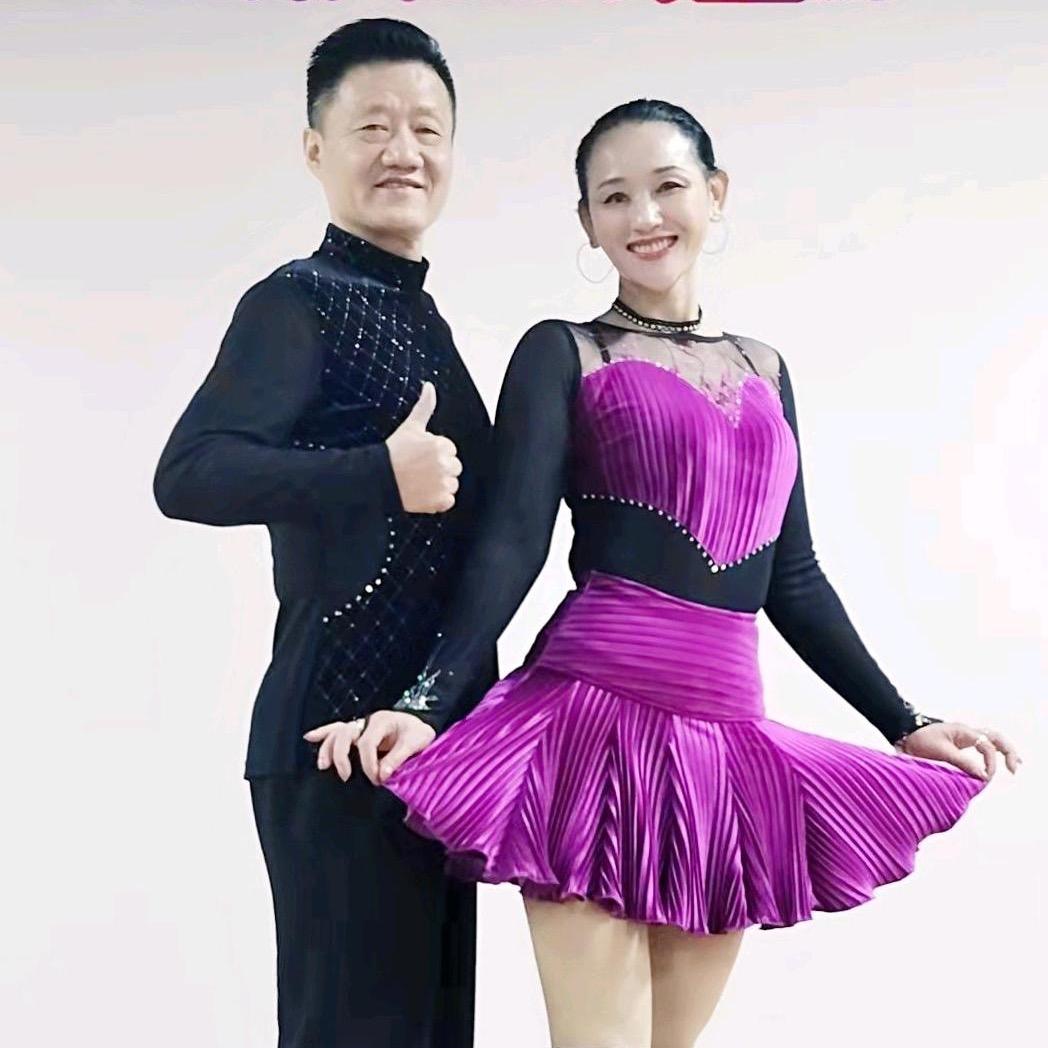 大耳环姐姐的舞衣