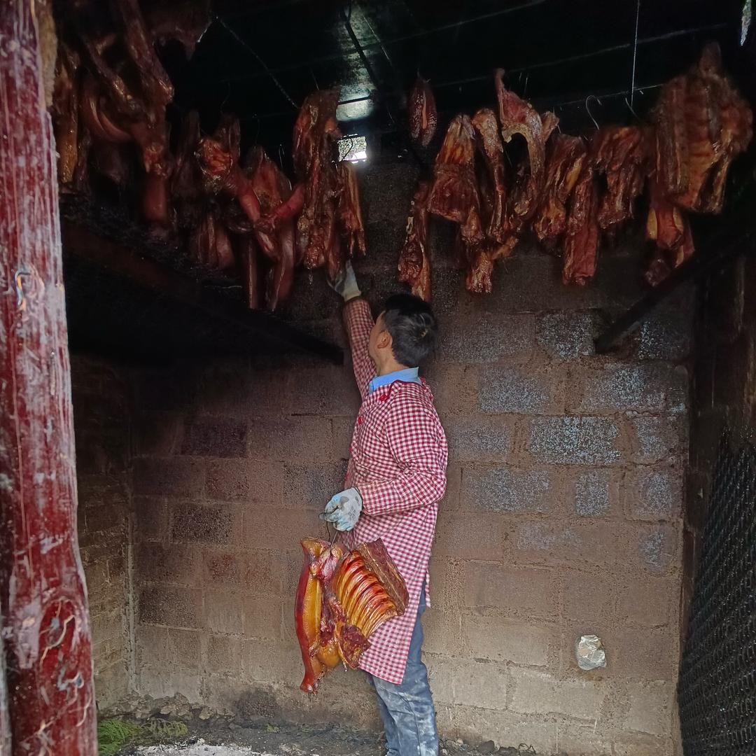 沙土民心广场腊制品. 郑哥