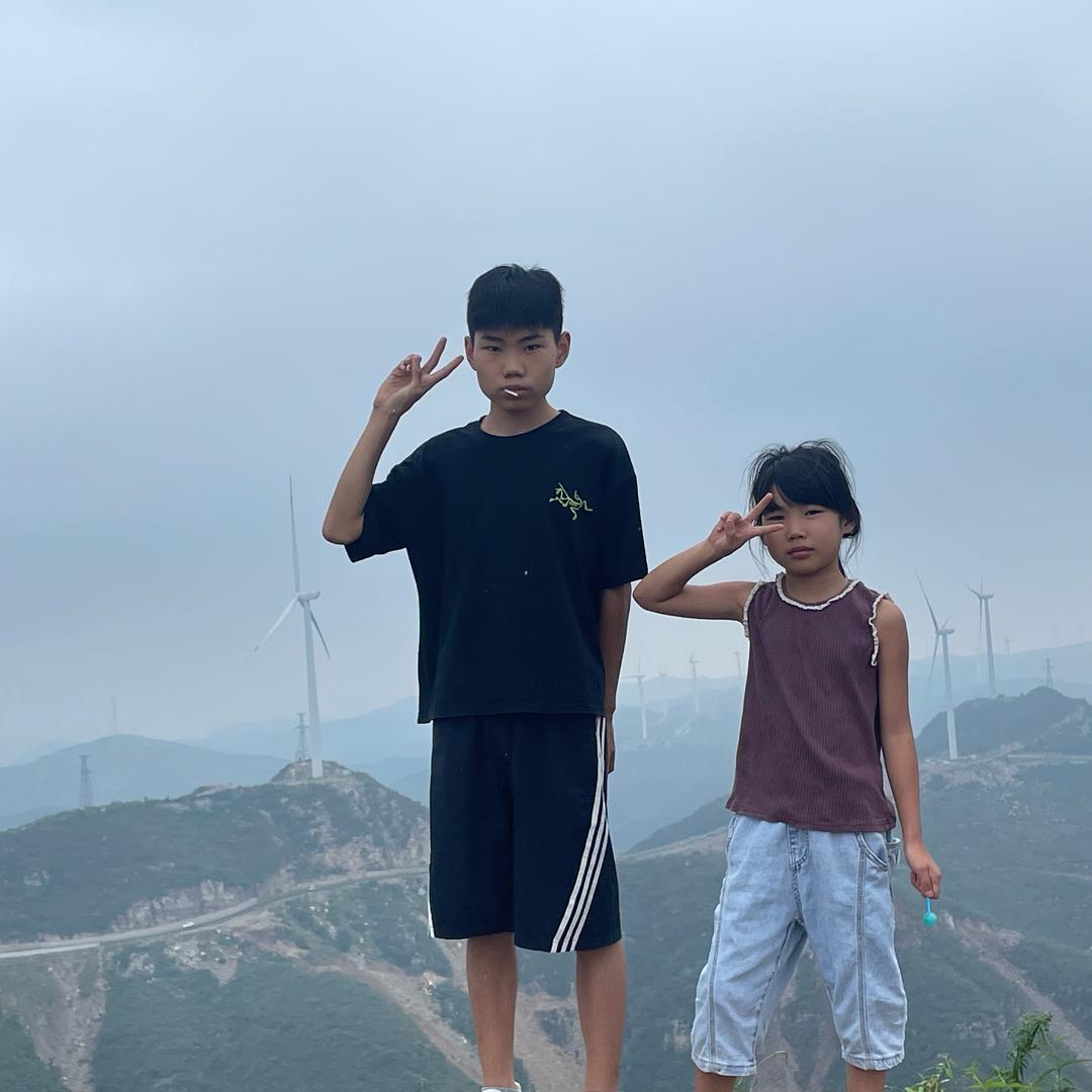 抱着酒瓶的男人