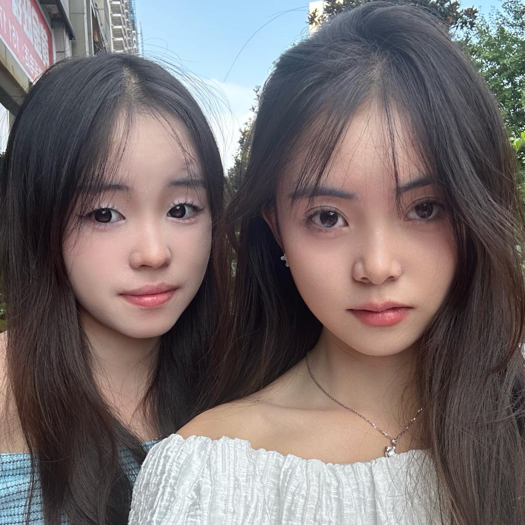 丛深住着两只猫（春满人间装饰）