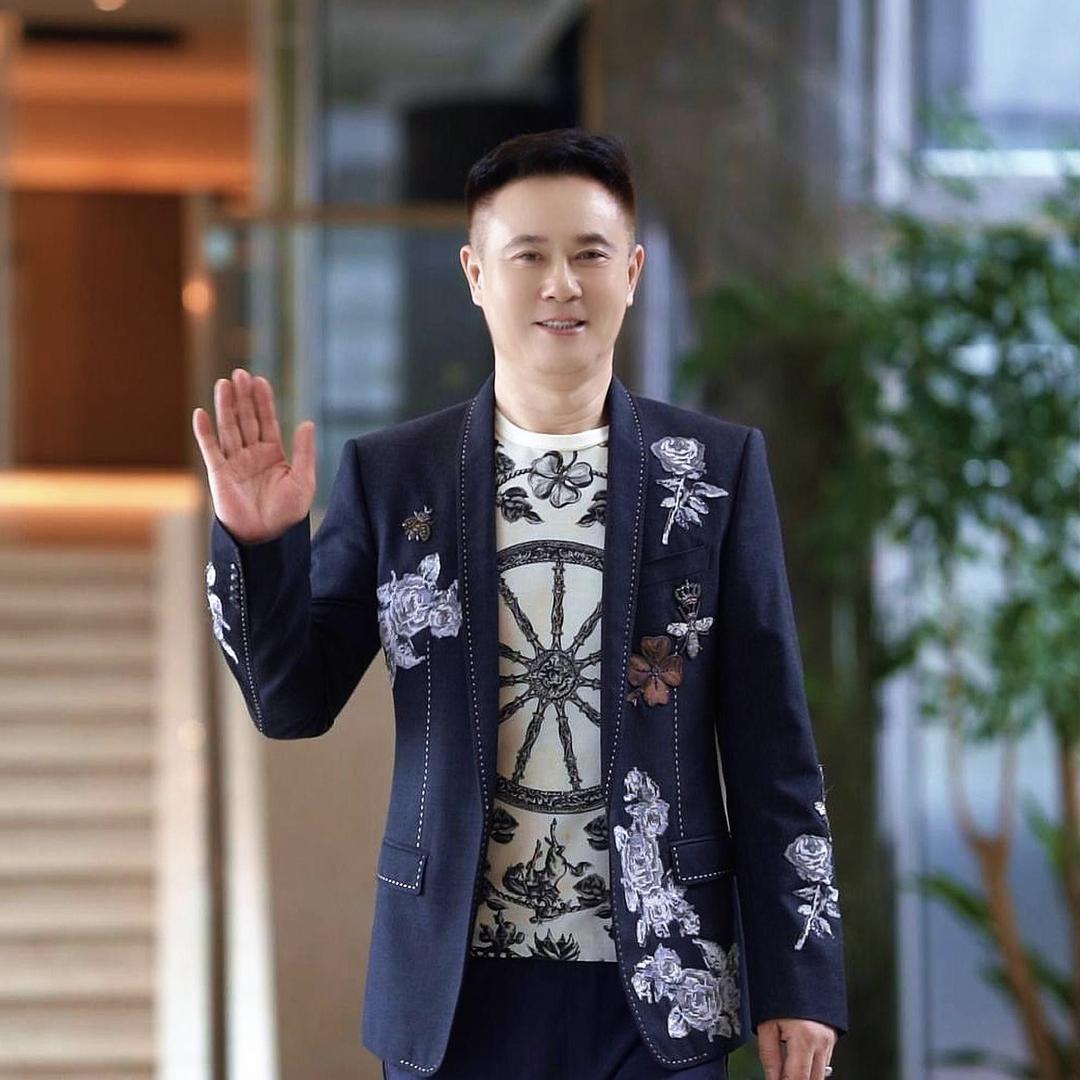 陪伴老妈的阿鼎