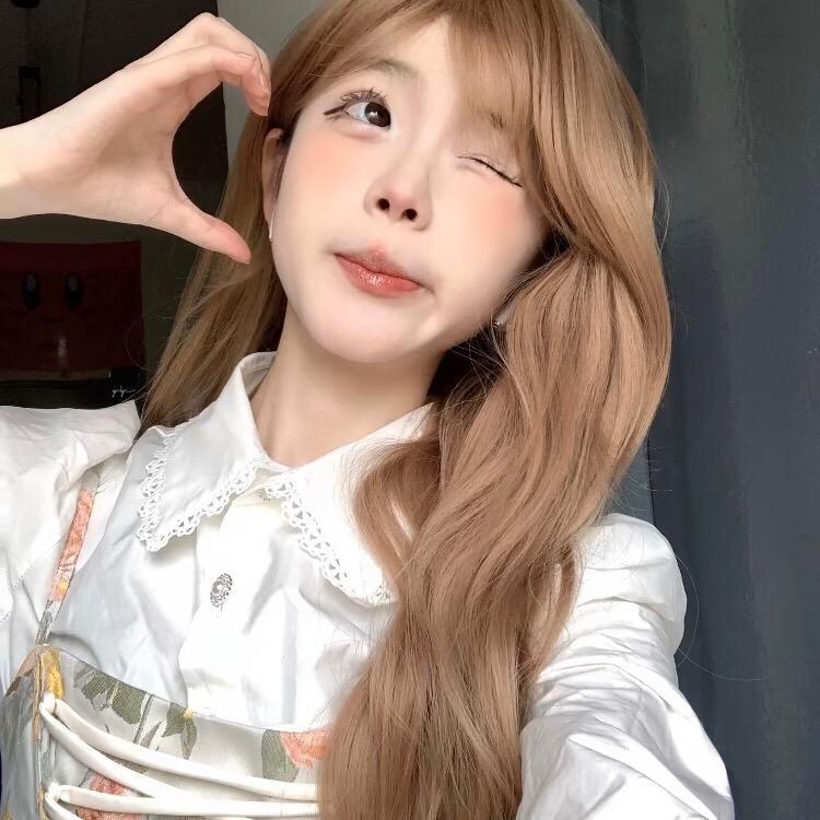 七七-.