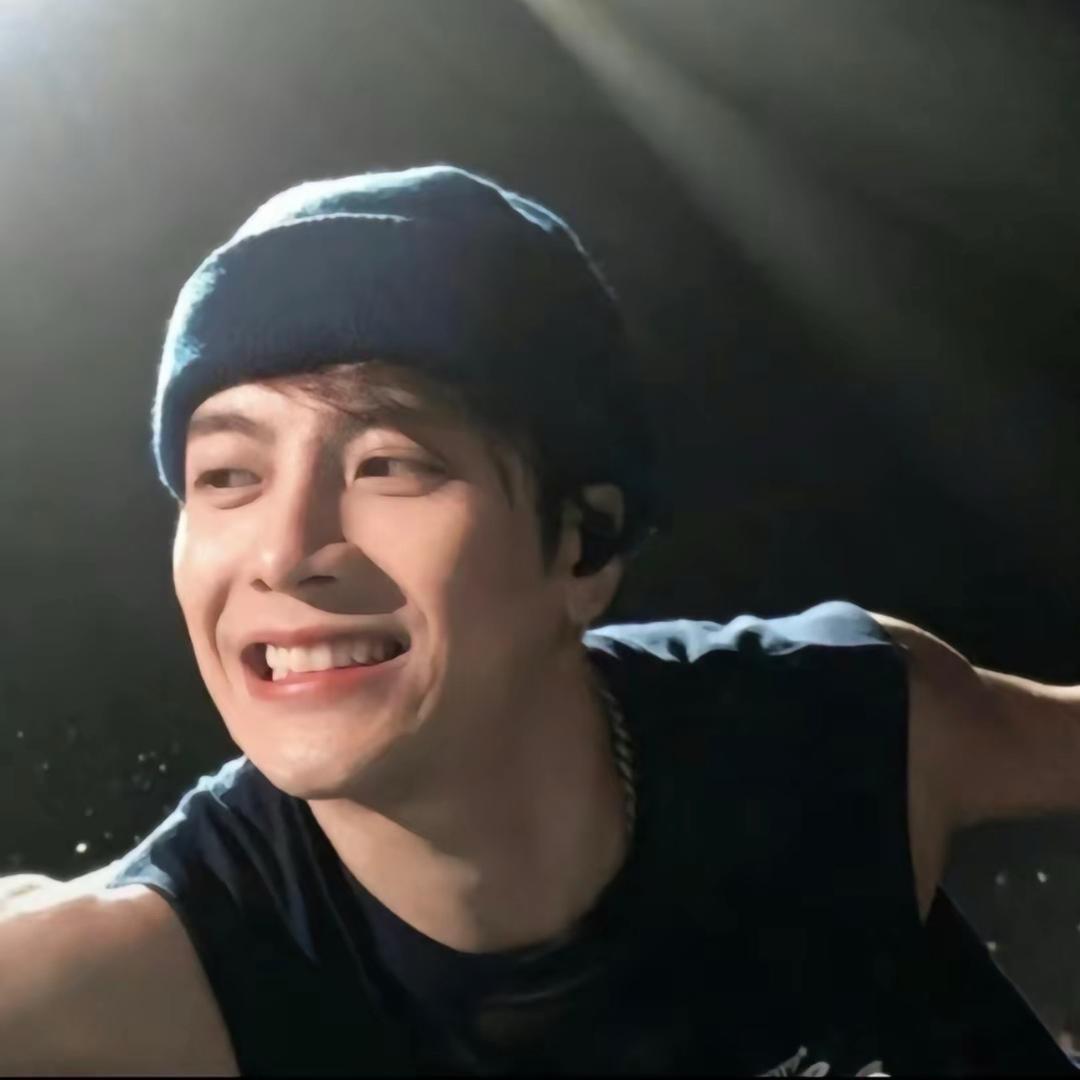 走路不要看手机.