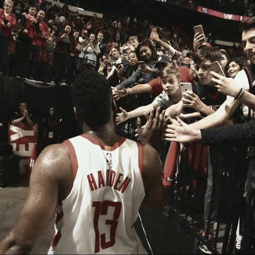 小梁不会抢篮板