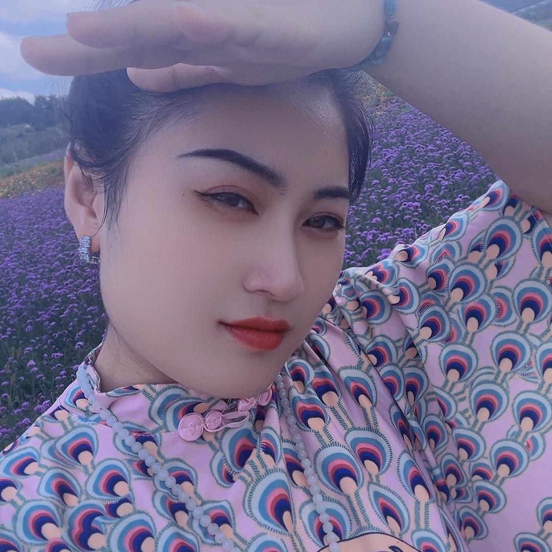 踩着高跟鞋👠的小女子