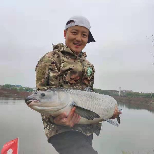 爱钓鱼的小朱