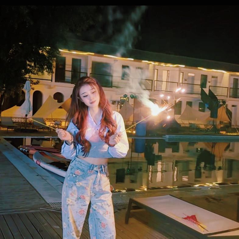 美女也会ᵉᵐᵒ