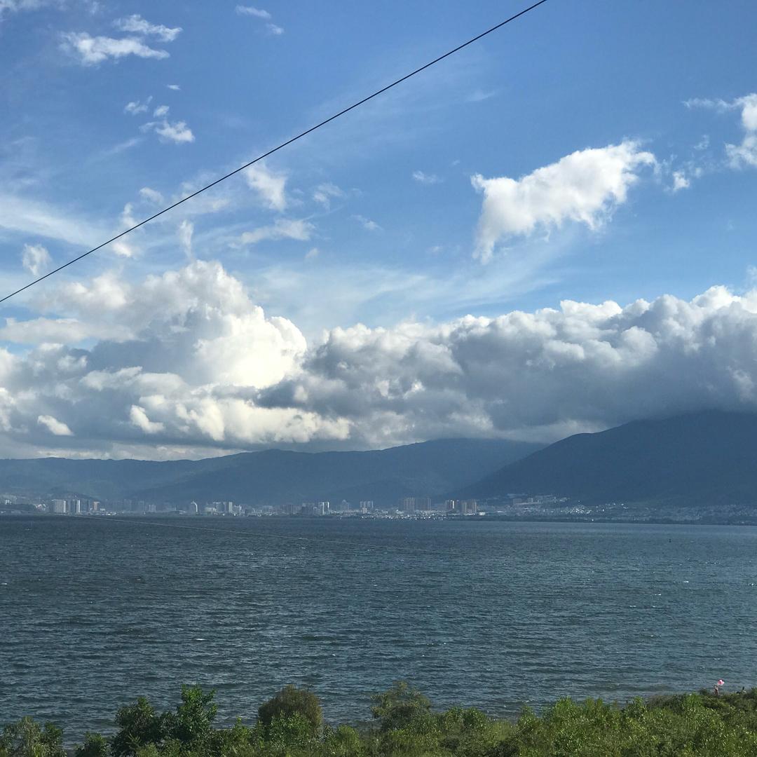 走在没有路灯的街道