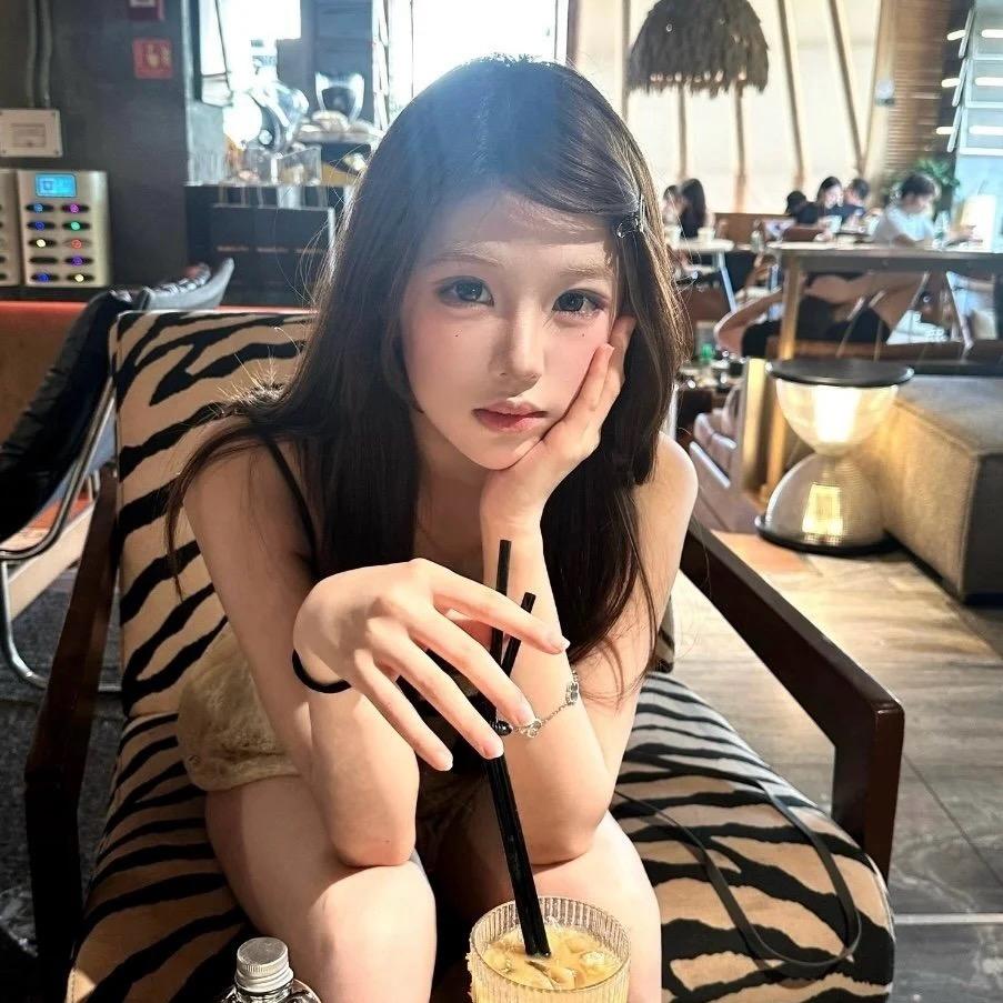 别捏我小脸ˡᵃʕ•̫͡•ʔ