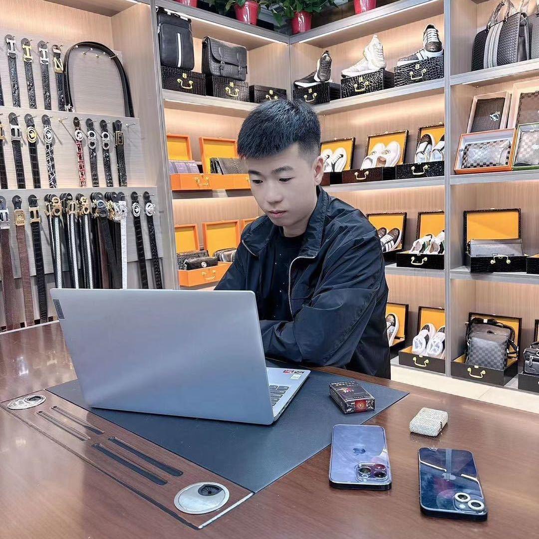 新世界箱包男士工厂店