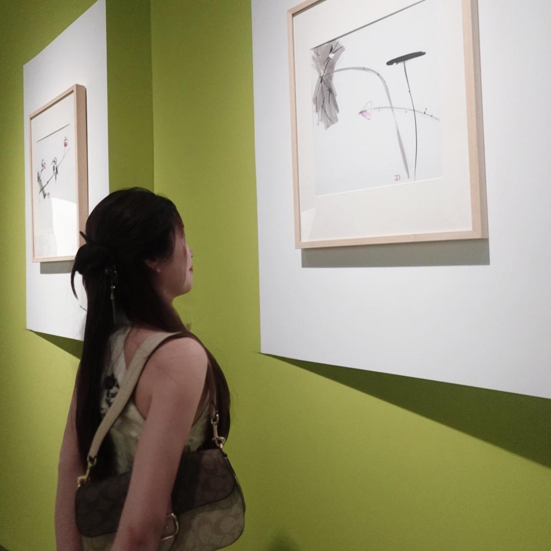 懒起画蛾眉，弄妆梳洗迟