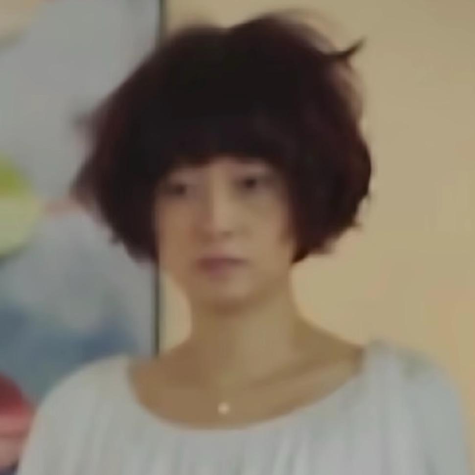 一朵风中摇曳的水仙花