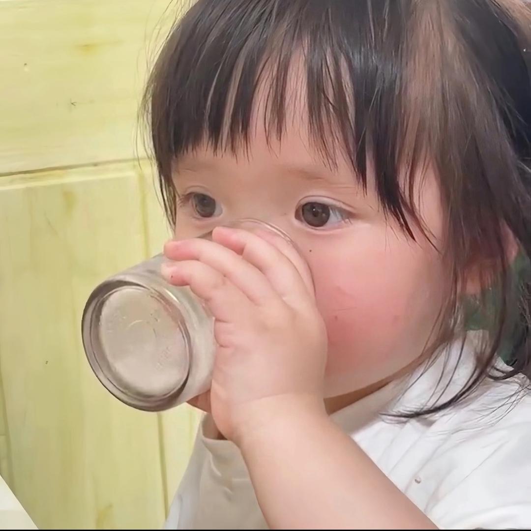 装阴郁被狗追