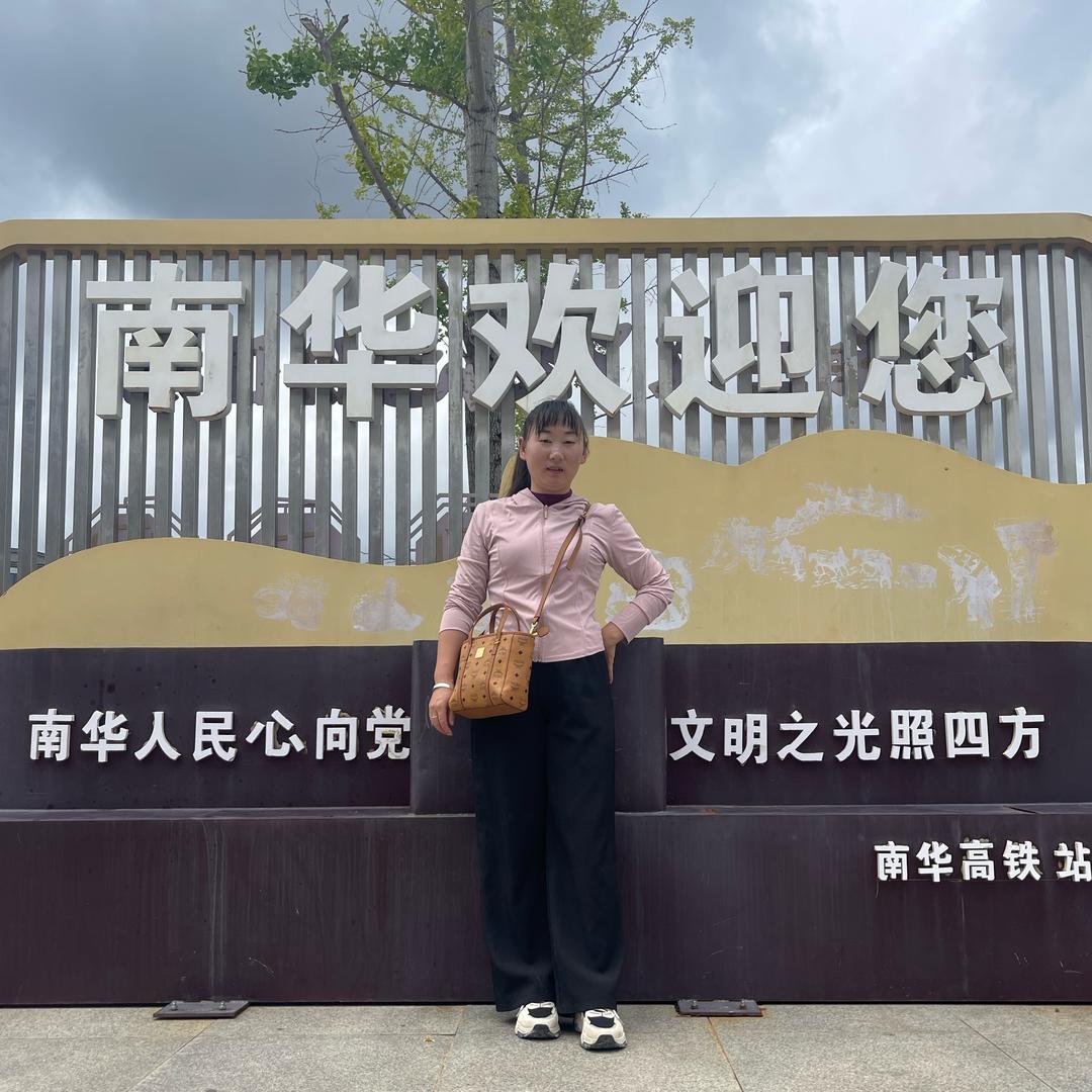 南华门窗小姐姐