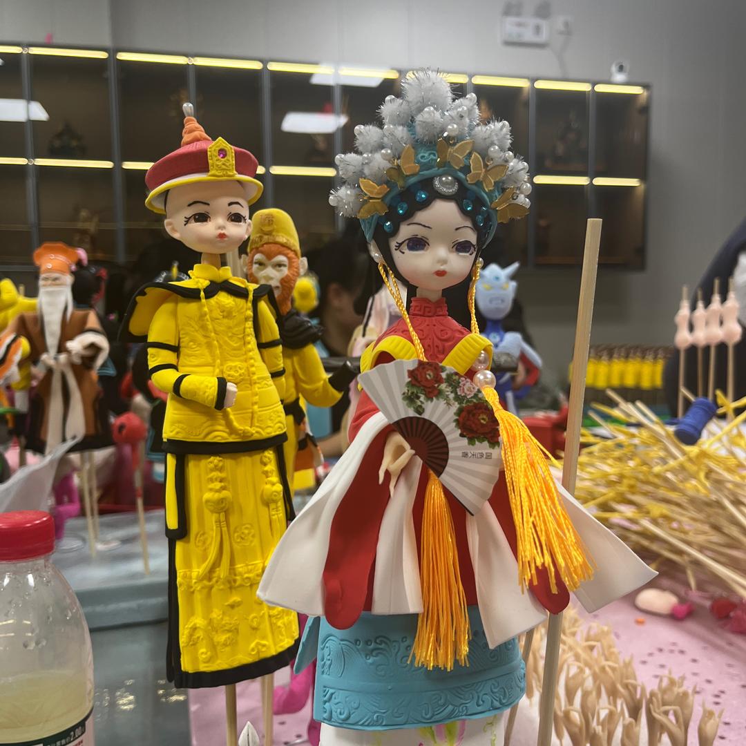 捏泥人的小燕子