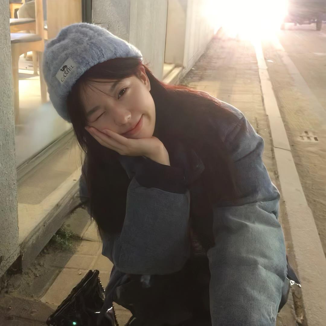 穿白色衬衫的橘子.