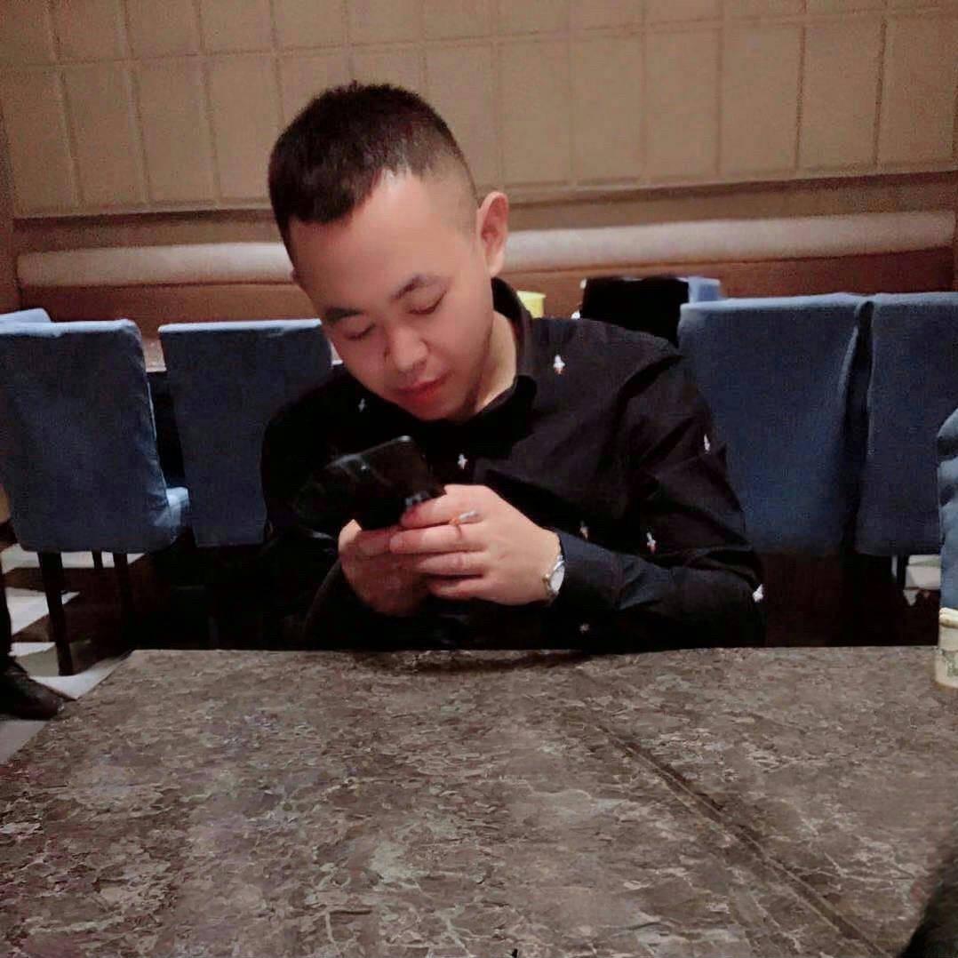 努力卖麻辣烫的小哥