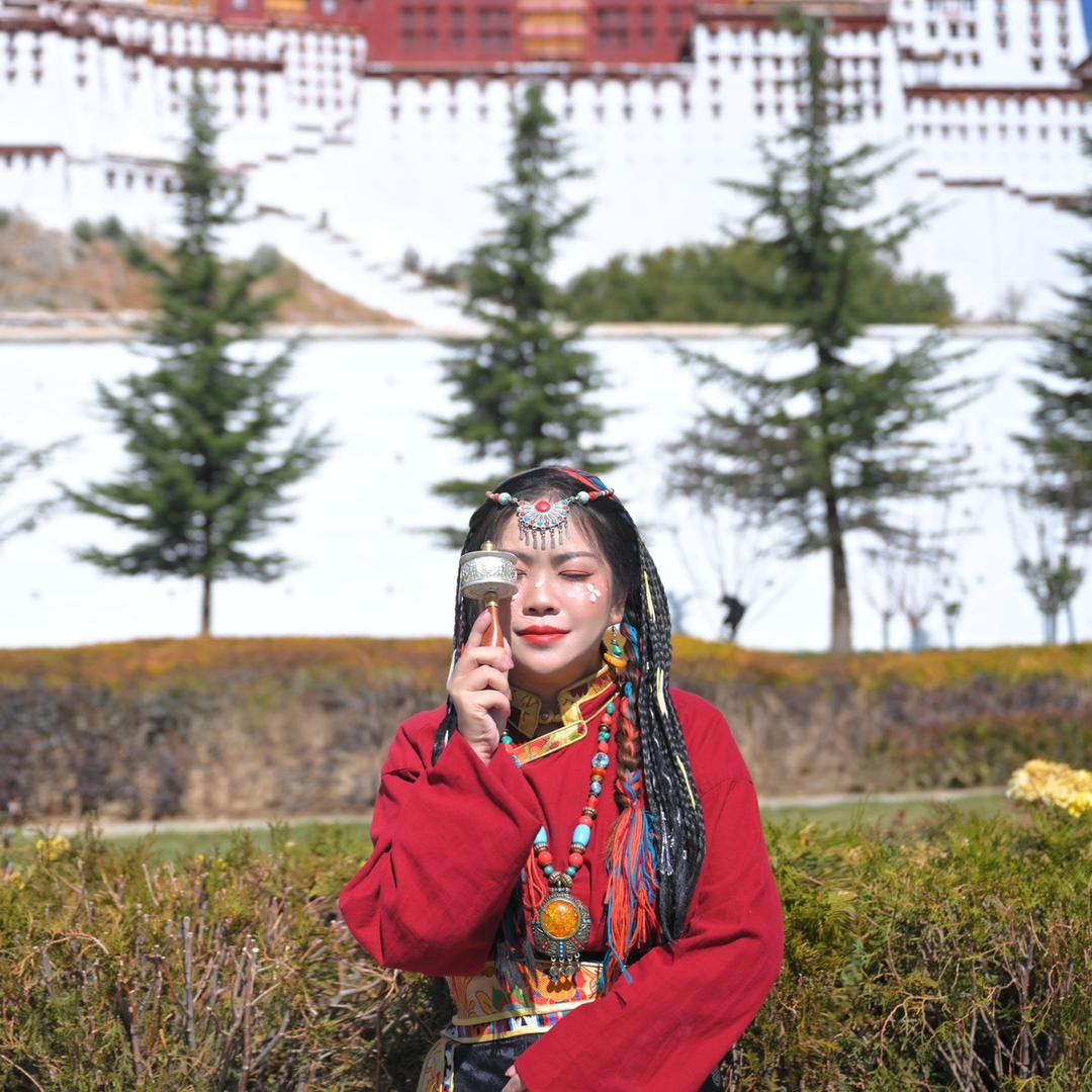 Wayward Queen吃喝玩乐