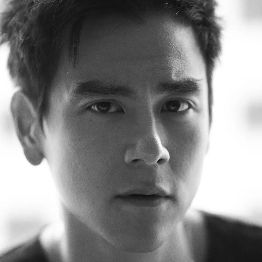 我有八块腹肌也不给你摸