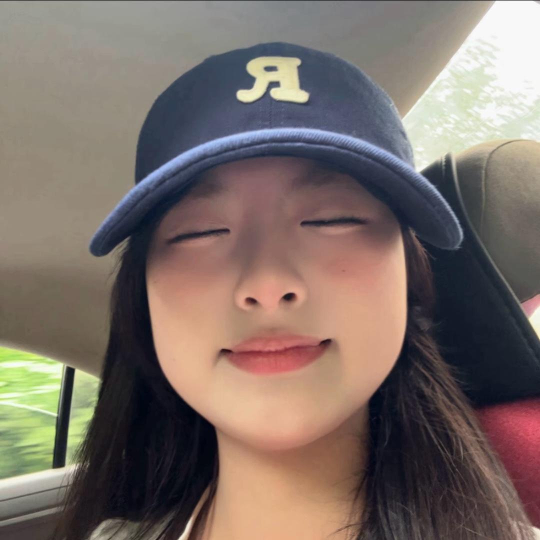 咩咩没有双眼皮