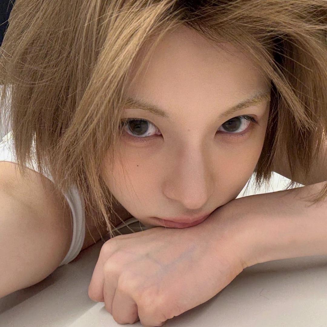 依-