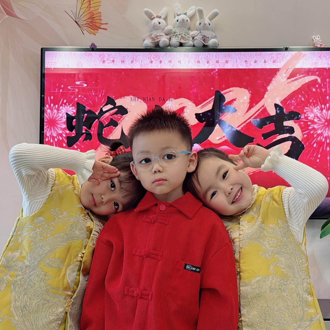 三胞胎兄妹成长日常