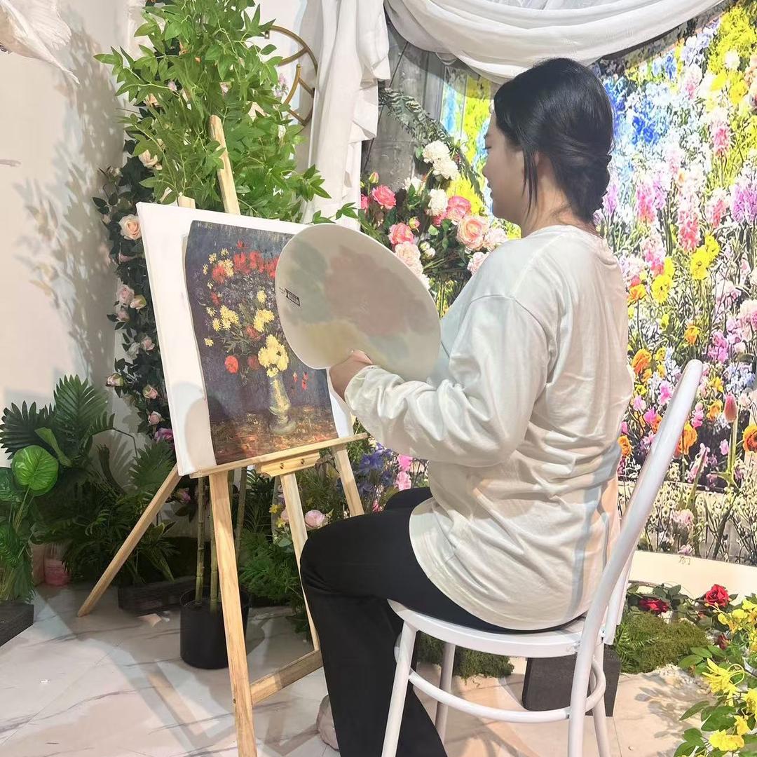 在高密教画画的米奇老师