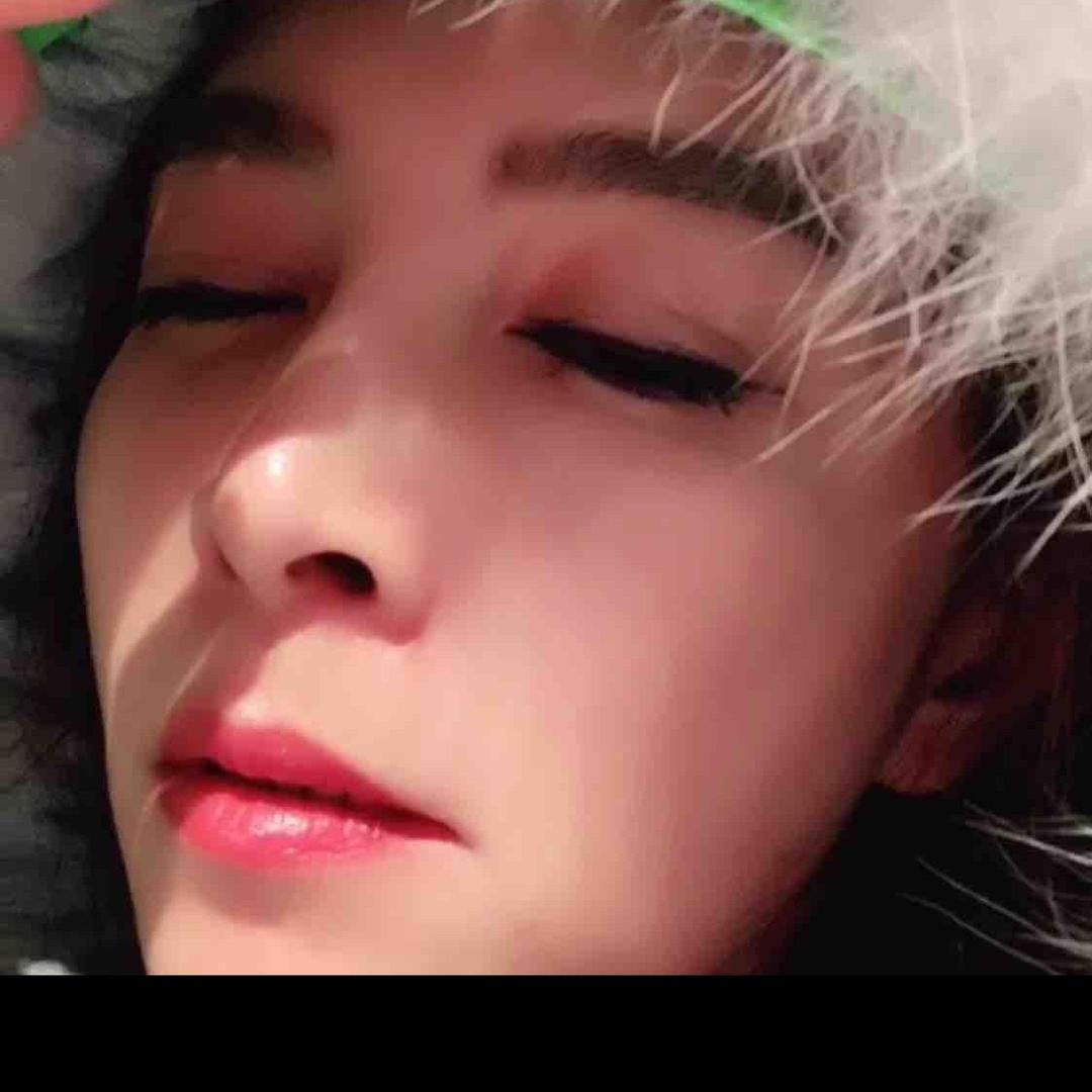 戴珍珠项链的女人