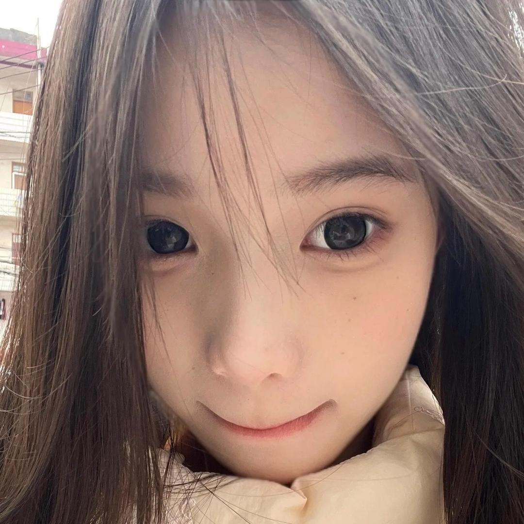 雪花下的樱花树