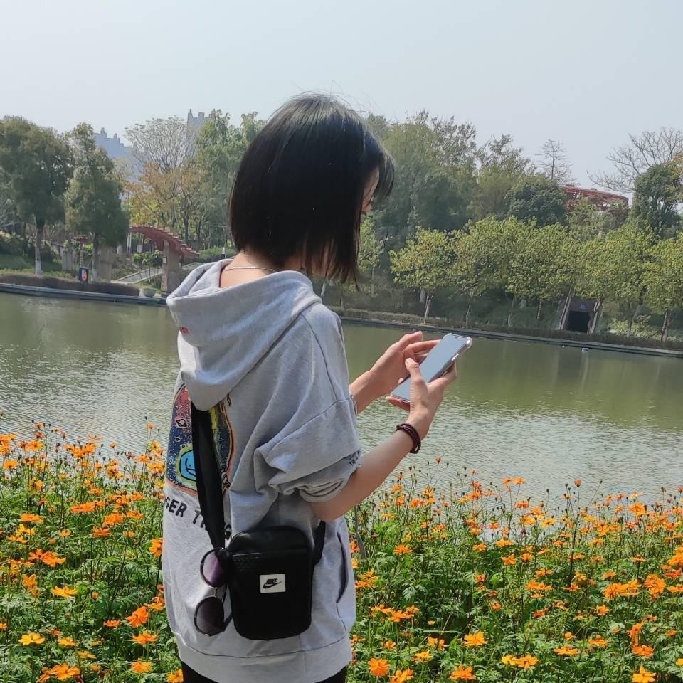 爬树的小松鼠🌳