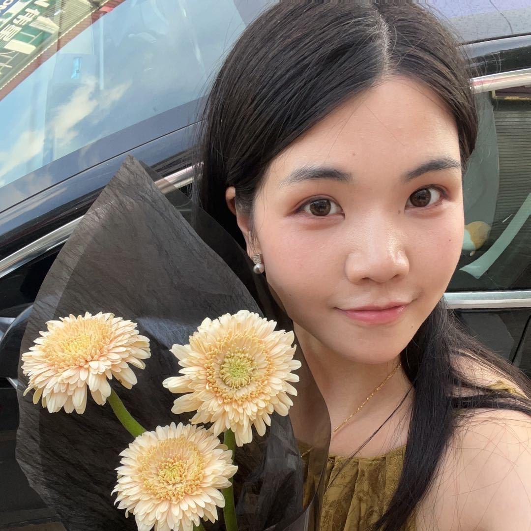 黄杨树下鲜花店