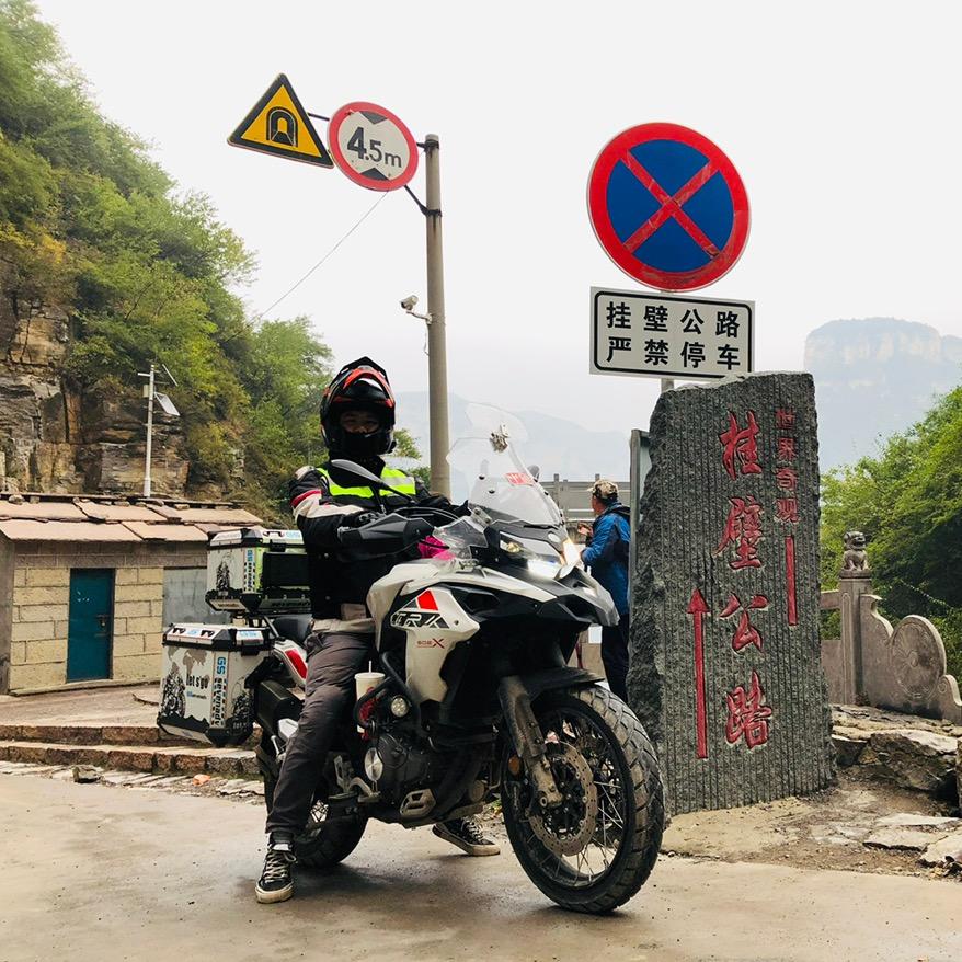 骑摩托游世界