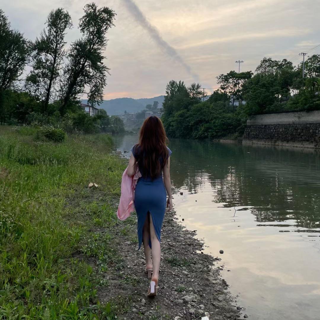 钞票多多张 女士
