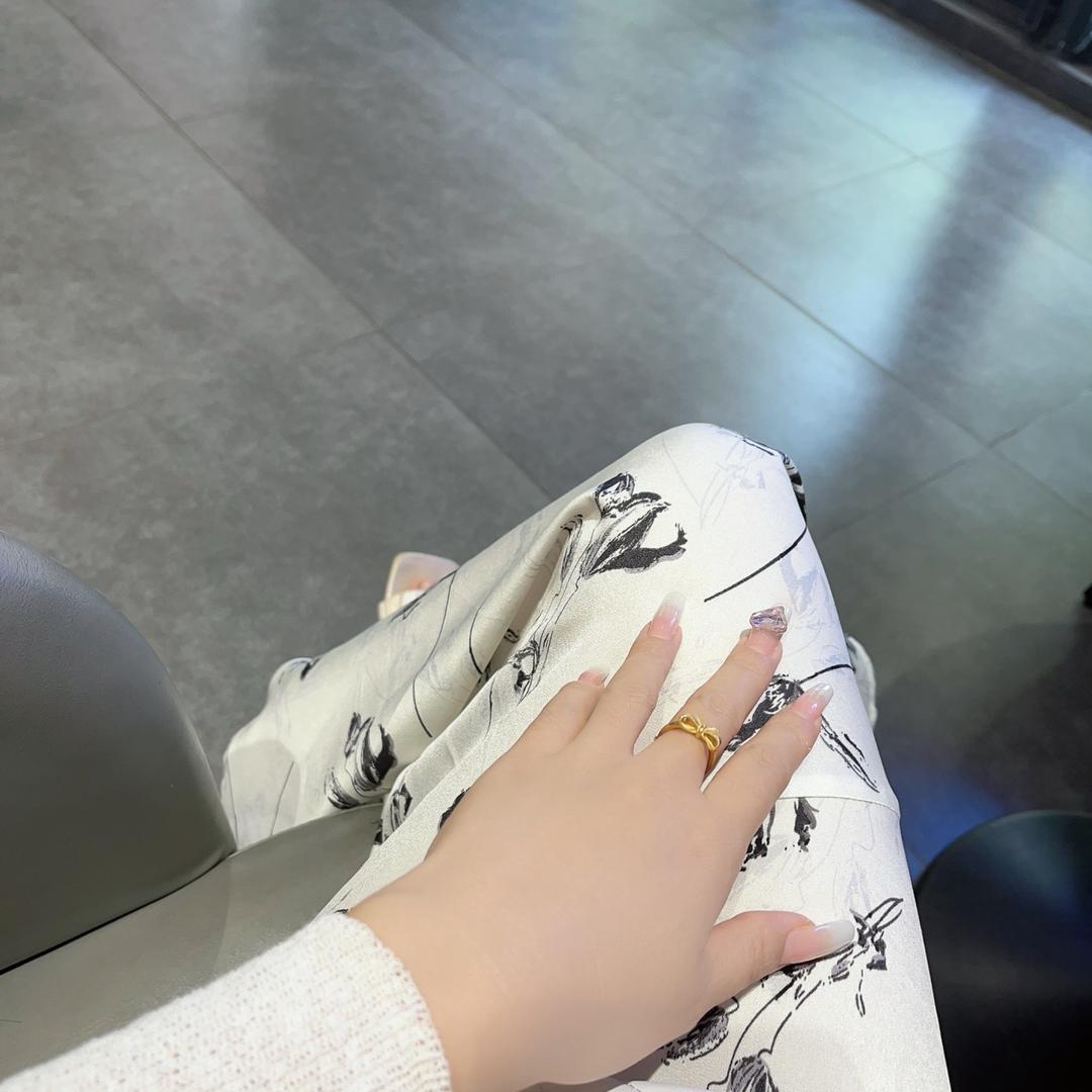 👧🏻¹⁹⁹²