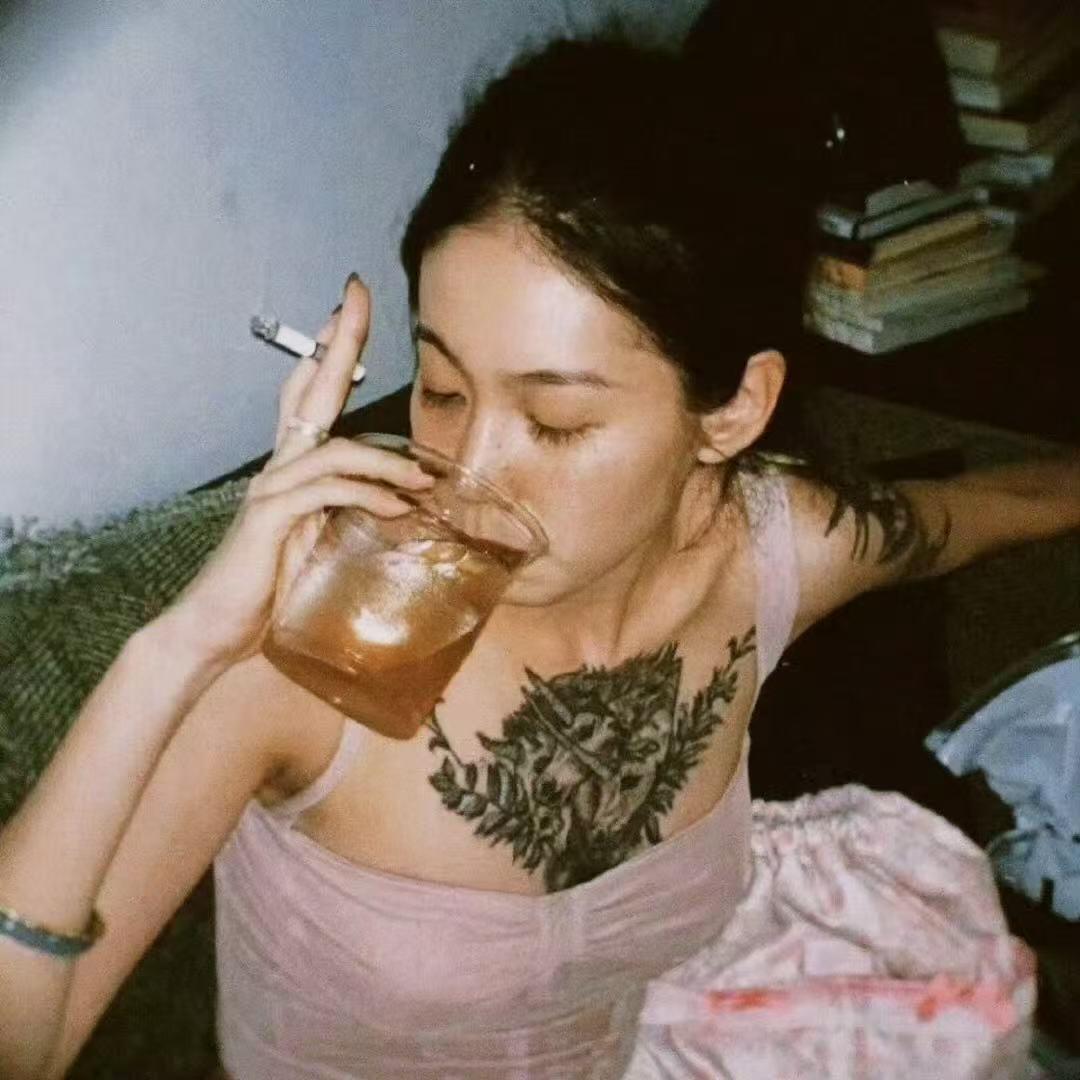 草原激动放哨的绵羊