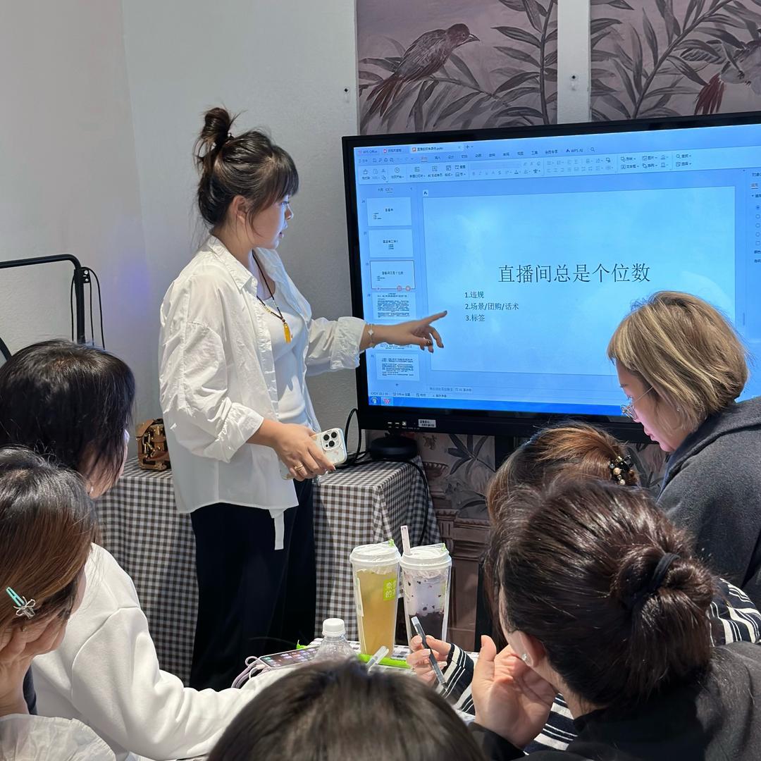 菲妮美甲