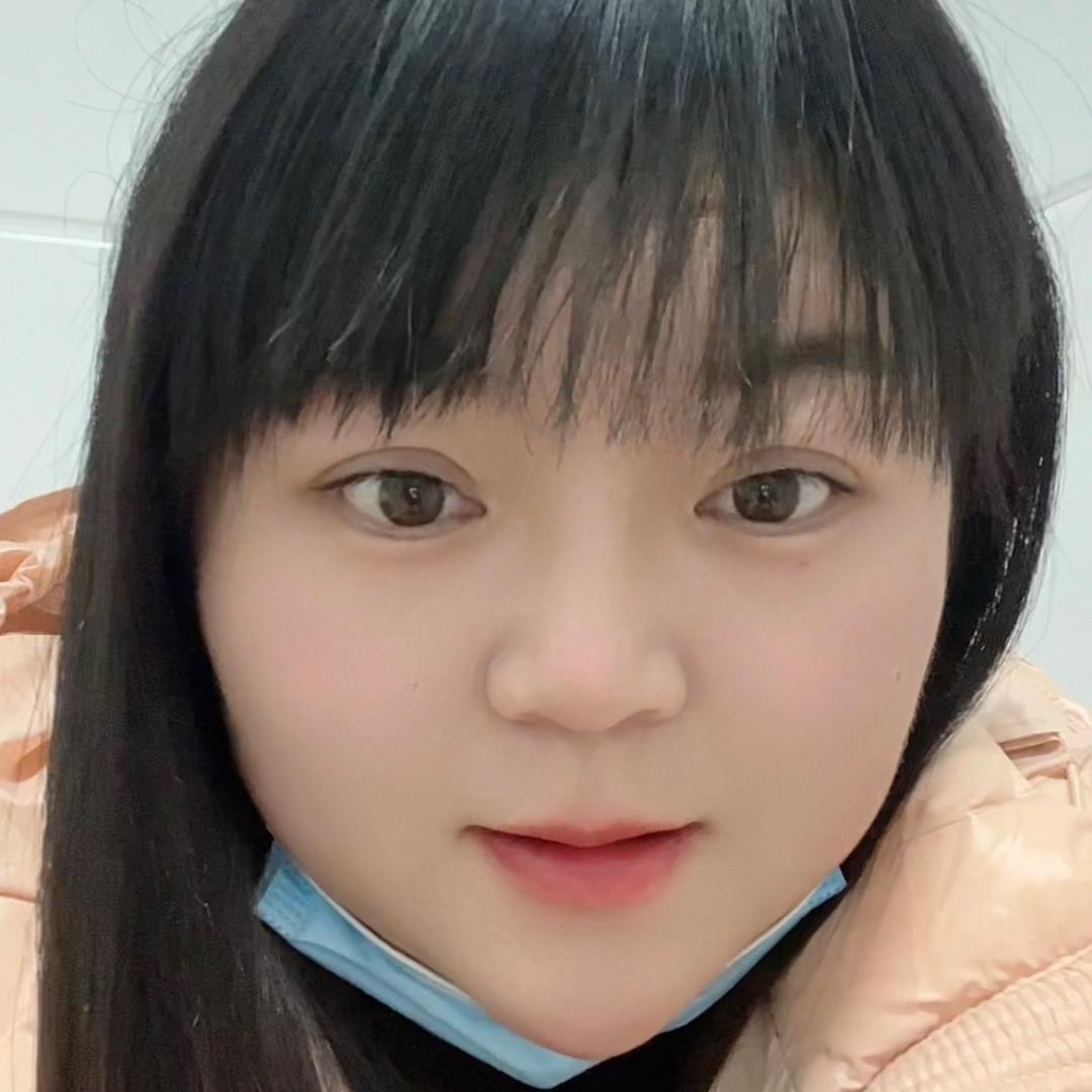小何