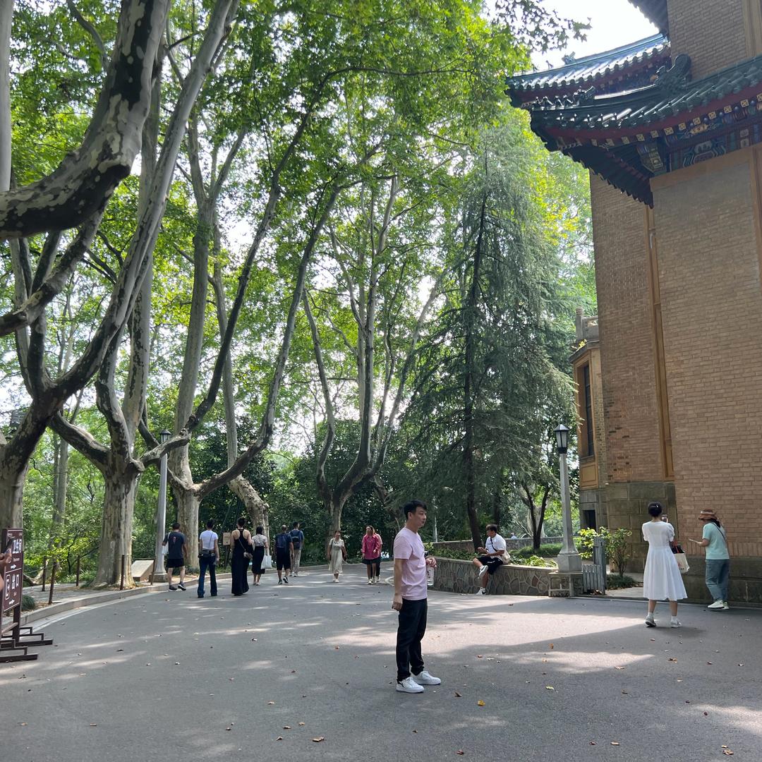 伸手专打笑脸人